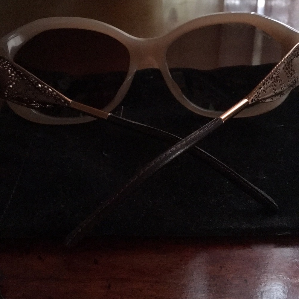 Burberry sunglasses - Picture 2 of 5